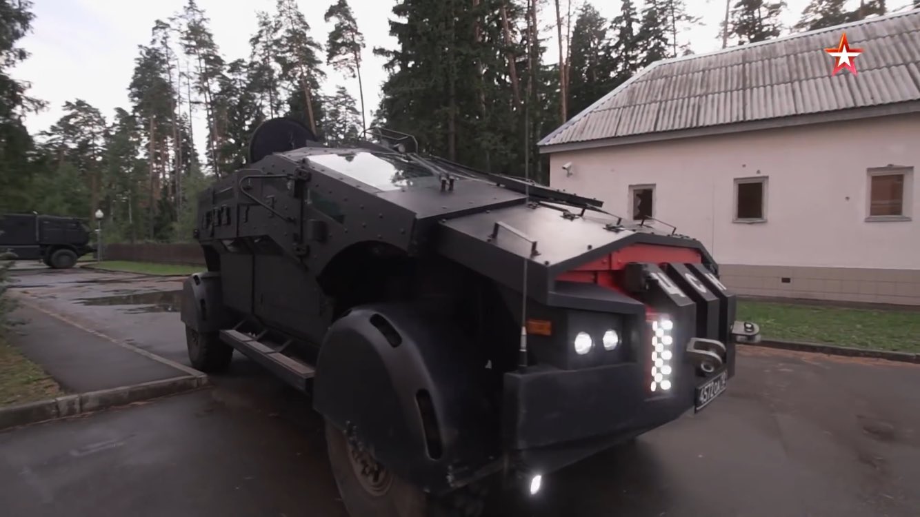 U2d 色々作業中 グリフィンの御用達高機動車 になるであろう 旧ロシア連邦保安庁払い下げファリカトス みんなも気軽に描いて行こう かっこいいぞ 個人的にファリカトスの後ろにくっついてくるトラックの名前が知りたい ファリカトス以上に謎 カマズの