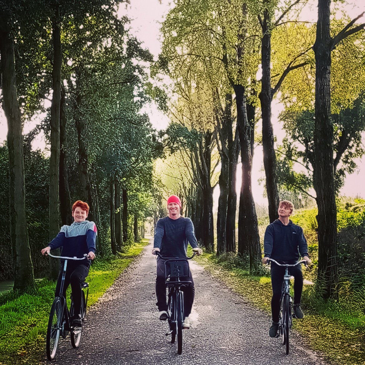 Don't these 3 look good on their bicycles? 🤣
One week in and we're already embracing the Dutch culture! 💚💚💚
#ourtravellingfamily #travelwithteens #travelwithkids #momofteens #familytravel #familygapyear #wanderers #wanderlustfamily #theroadisourhome #gofurther #thesimplelife