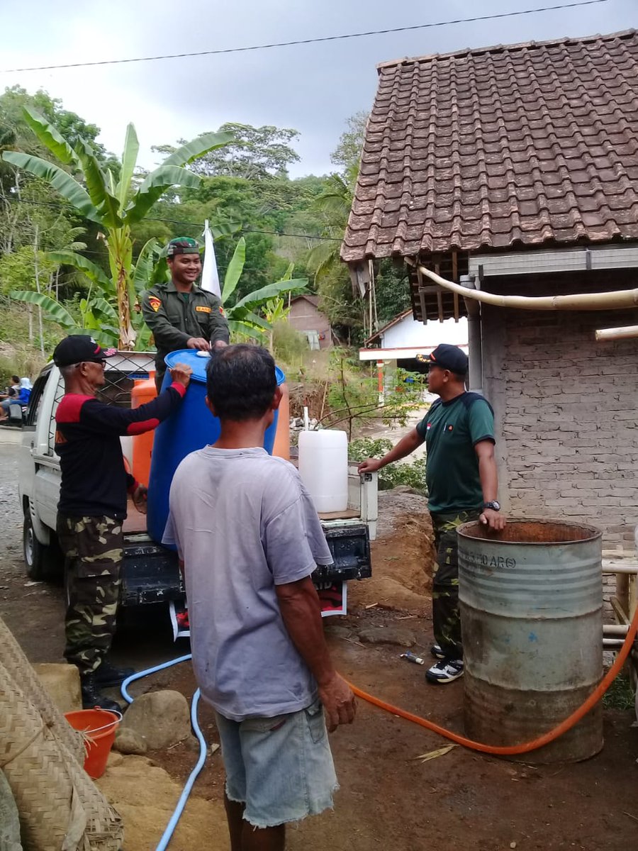 ikhsanu6928346's tweet photo. Bhakti sosial Ansor Banser kec mungkid kab Magelang dalam 
Droping air bersih di desa wringin putih kec borobudur, ahad 3 november 2019,
 Semoga lelah kalian mnjdi lillah, Barokah 

#AnsorBanserPeduli
#AnsorBanserMaju1Barisan https://t.co/WbrvsbfQb7