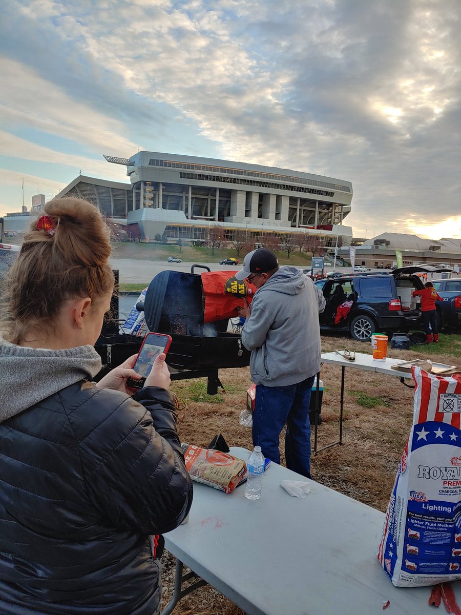 Gate5N's tweet image. The only way to grill at @ArrowheadEvents is with @ROCharcoal the WingNutz only use Royal Oak