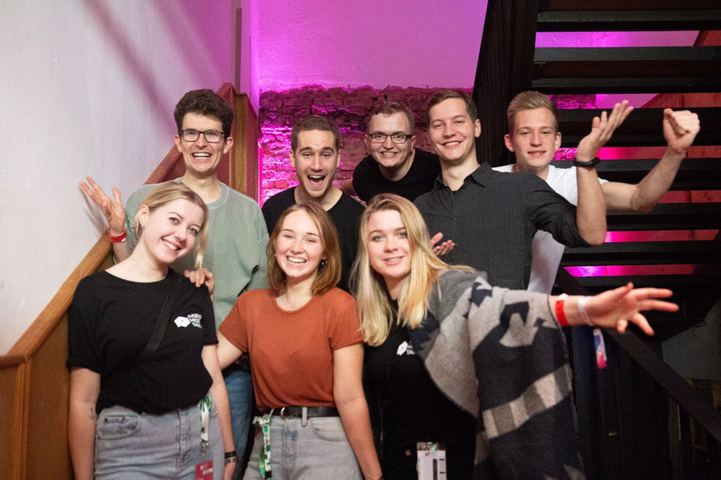 Der Abschlusstweet zu den #JMT19 !
Danke an alle, die teilgenommen haben, an die Speakerinnen und Speaker, Partner &amp; Twitterfollowerinnen und -follower 💙
Im Bild zu sehen: Das wundervolle Doku-Team, was die #JMT19 über Facebook, Twitter, Instagram und mit 📸 &amp; 🎥 begleitet hat.