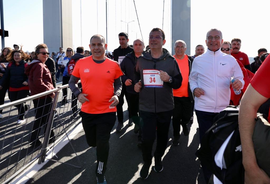 Vatandaş dostu belediye başkanı(!) Ekrem İmamoğlu, İstanbul maratonunda bariyerlerle kendisi için boşaltılmış steril(!) alanda koşmuş. Tebrikler 👏🏻
 #istanbulmaratonu