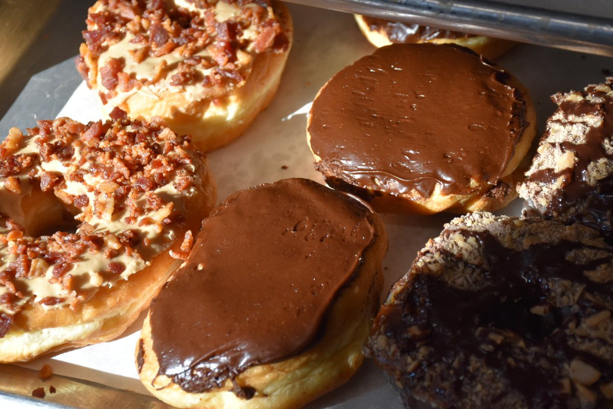 KanesDonuts's tweet photo. Oh say can you see, by the dawn's early light....☀️🕛⬅️
WhatareYOU doing with your extra hour? Walking to #KanesDowntown? Hitting #KanesLegacy? Drive-thru'ing at #KanesFlagship? No matter. #KanesFans know that around here, every day's worth saving with a donut. https://t.co/FmEsxQDNEC