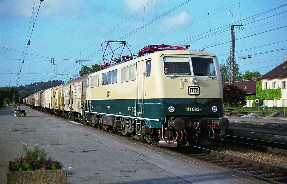 Eisenbahn im XL-Format, XL-Inhalte in XL-Ausstattung:Der neue VGB-Sammelband beschreibt die in den 70ern in Dienst gestellten Elektroloks der DB-Baureihen 111 und 151 sowie die Mehrsystem-Elloks der BR 181.2 mit den Vorgängern aus den 60ern. Foto: Kirchner
ow.ly/W2ix50wrVLJ