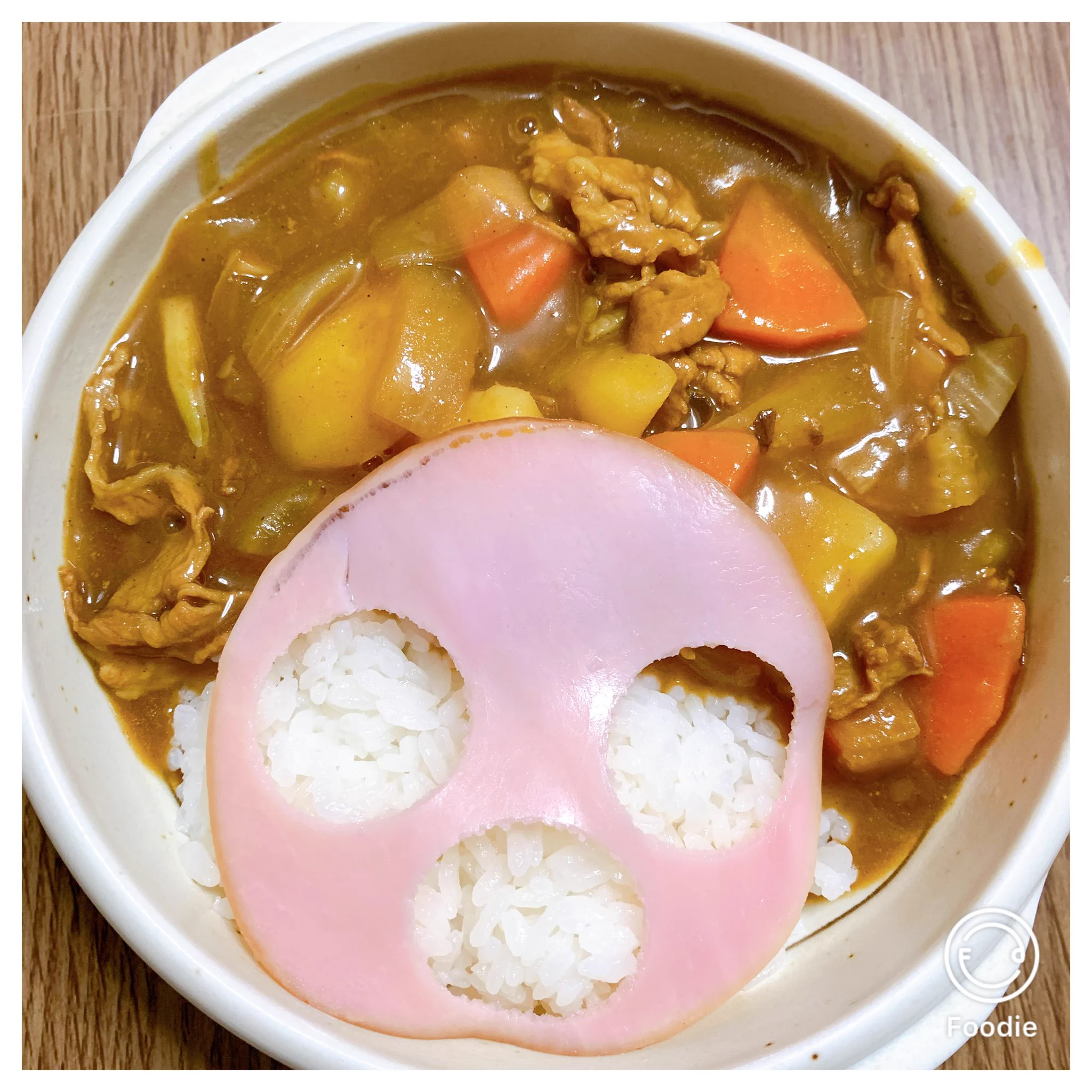 お嫁さんが作ってくれたアンパンマンカレー！！息子の分の顔のくり抜き後は父へwww