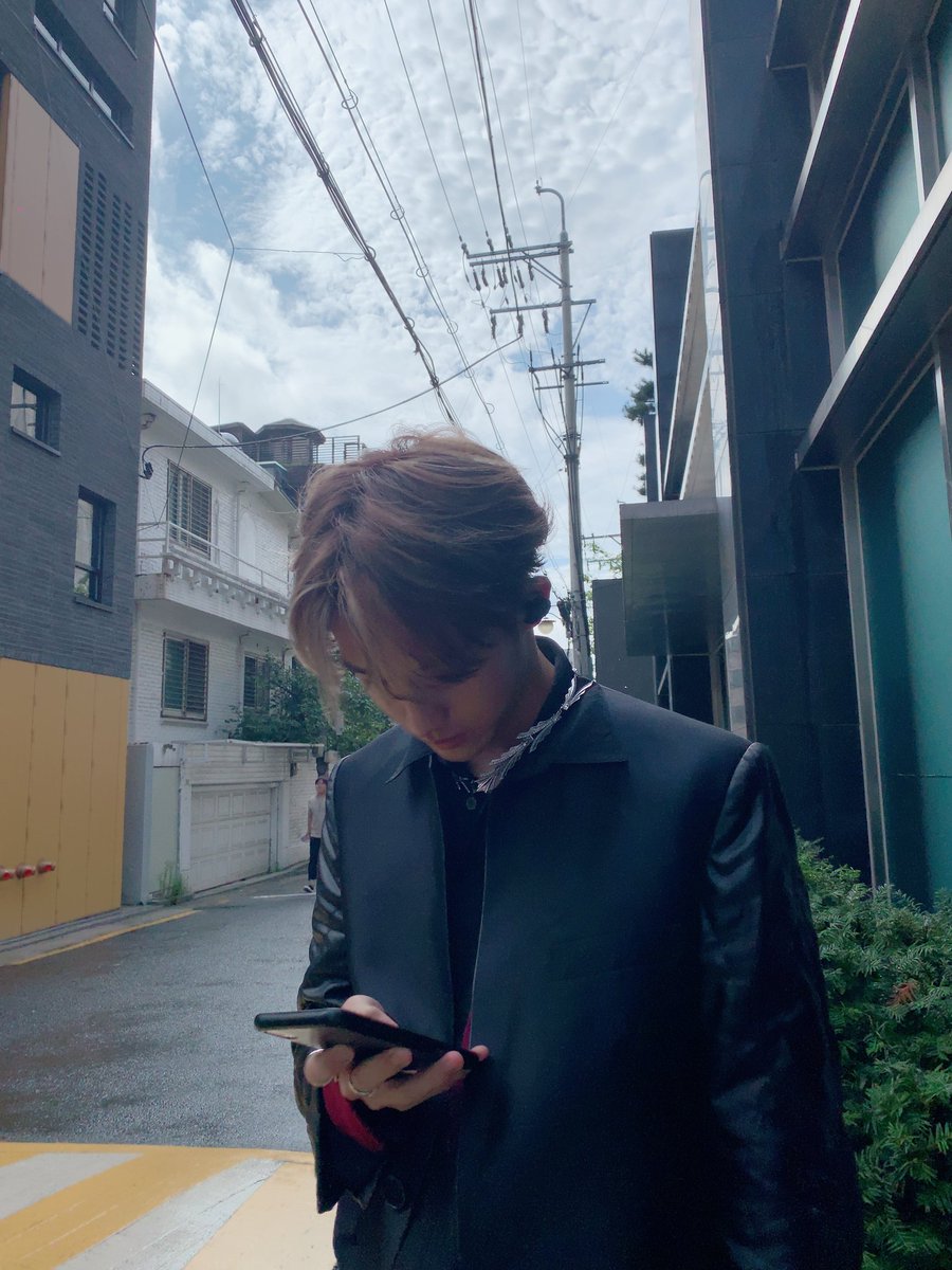 WayV_IDN's tweet photo. 191103 WINWIN Weibo Update
"Dong Sicheng, kenapa kamu bermain p
HP lagi? "
#WAYV #WeishenV #威神V #WINWI https://t.co/bQJ18czyQh