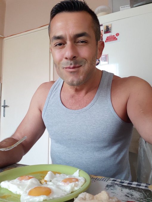 English breakfast,  Eggs....but I still missing the sausage 🤣 FOLLOW ME 😍😘 https://t.co/1lcV1S9Fca<a href="/tag/backstage"class="tags"><span>#backstage</span></a><a href="/tag/bts"class="tags"><span>#bts</span></a>