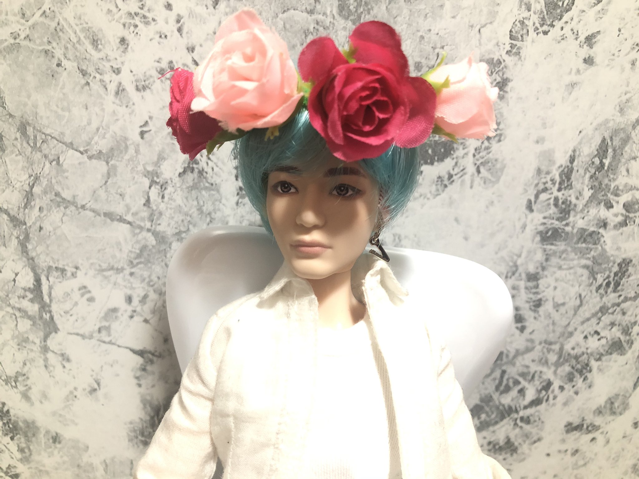 黒うさぎ テテちゃん青髪になったから 花冠作ろうと思って 百均で1番小さいお花買ってきたけどダメだった まだまだ花が大きすぎる テテちゃんごめんね 小さなお花見つけたらリベンジするからね Mattelxbts Mattelbts