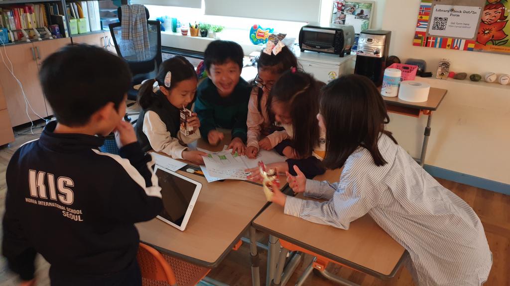 thesultanofsing's tweet photo. @cho_liz You know it! He now has his own section in our Upper Years' library. Here's a pic of some students enjoying his work last week. Let's just say he was a bit pumped. https://t.co/5yXlQjftr4