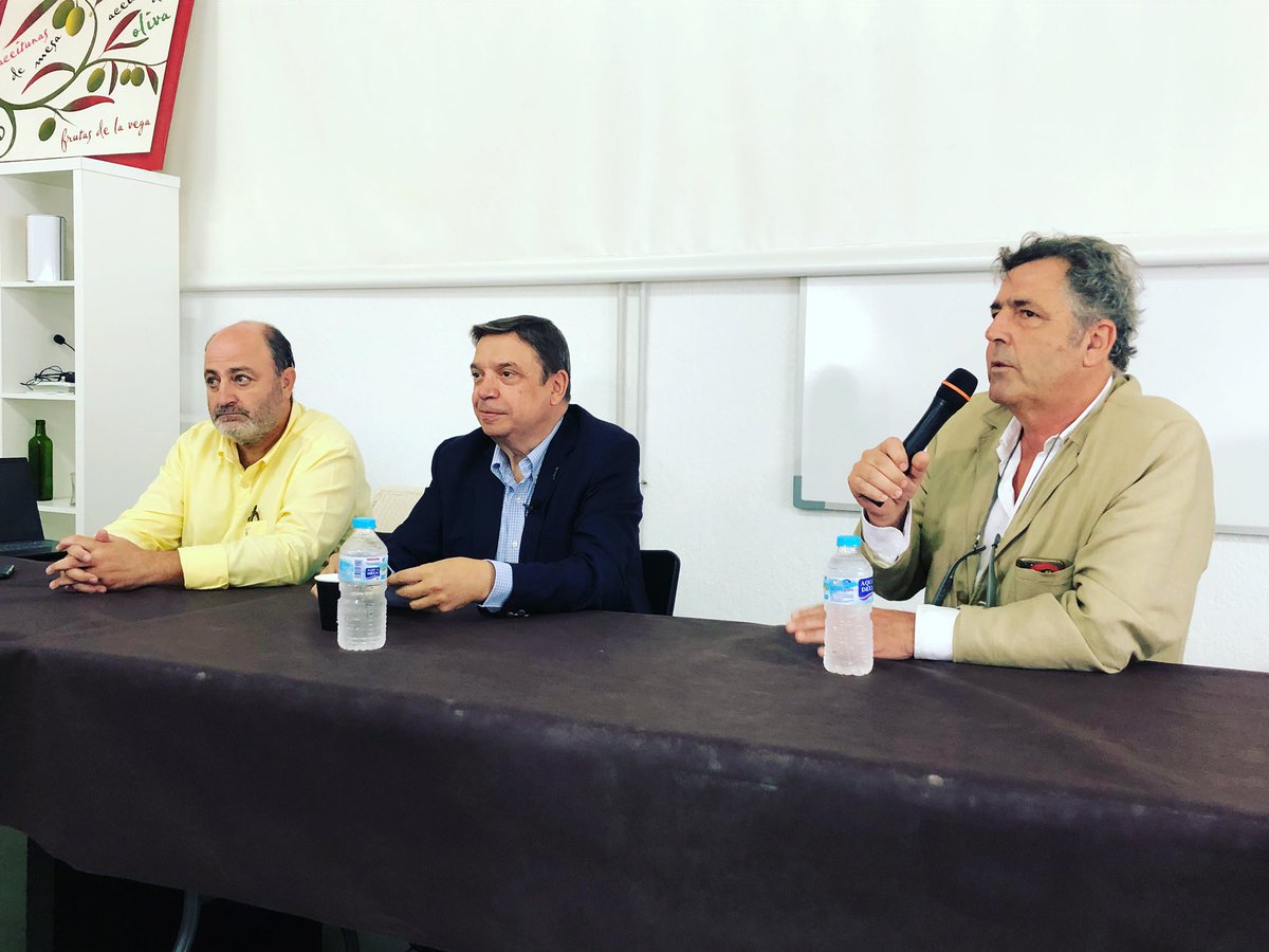 Mjesusserranoj's tweet photo. Hablando en #covidesa con @LuisPlanas d la #PAC #Brexit #Aranceles nos jugamos mucho en el sector agroalimentario en los próximos años.Nuestro Ministro tiene conocimiento, solvencia y las ideas claras para luchar por nuestros productos y nuestra tierra #AhoraSí #10N #votapsoe https://t.co/wHl08zqsHk