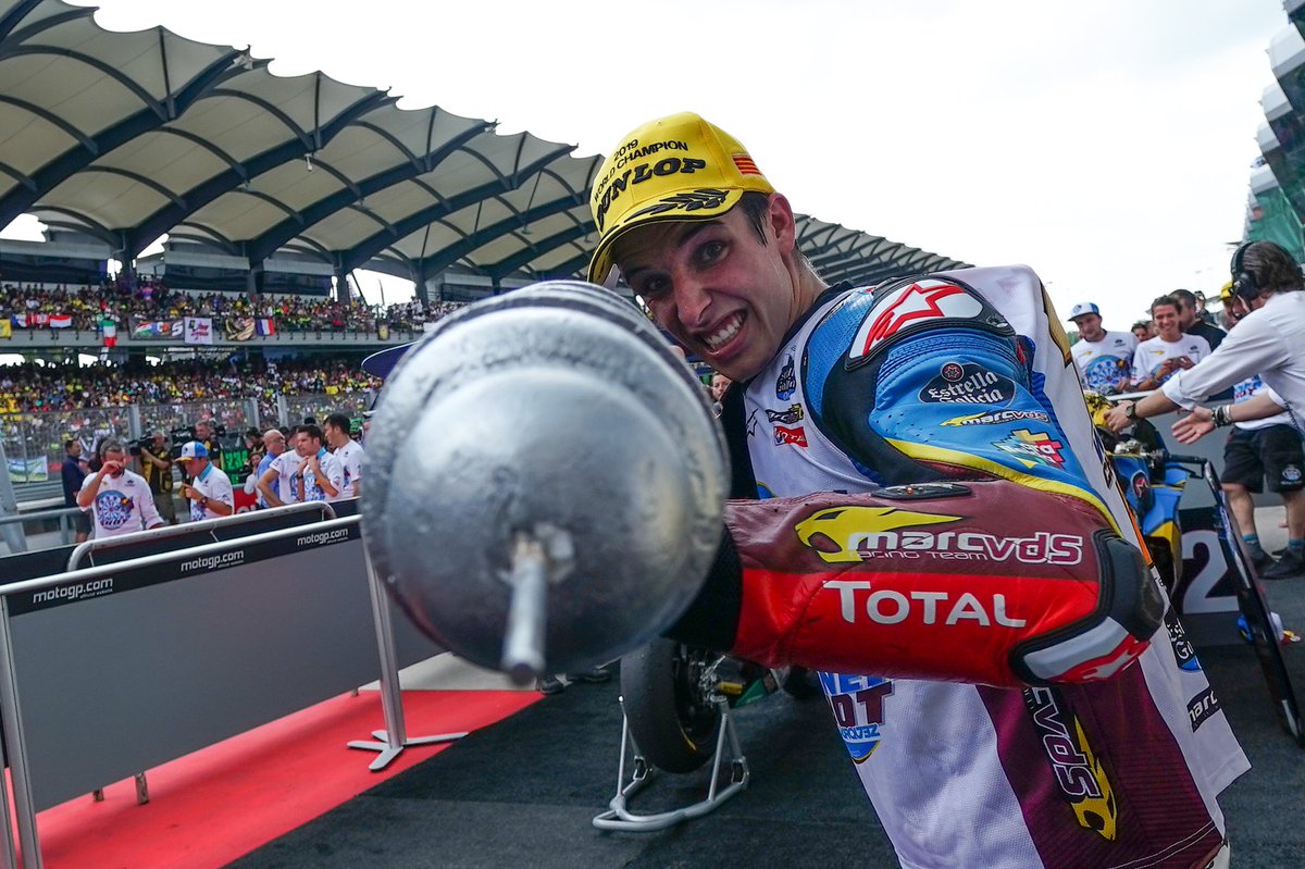 CAMPEÓN DEL MUNDO. Tras varias carreras de esfuerzo hoy por fin Alex Márquez lo ha logrado. A sus 23 años de edad el piloto de Cervera ha conseguido su primer título de Moto2 y lo suma al de Moto3 del año 2014. ¡ENHORABUENA PISTOLAS, @ALEXMARQUEZ73! #MalaysianGP #Moto2 #MotoGP
