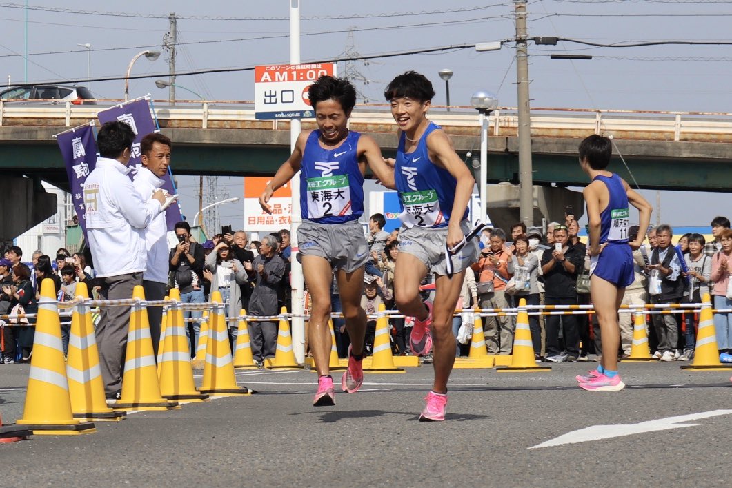 rikujo615's tweet photo. 全日本大学駅伝 2019
第6中継所 東海大学
#郡司陽大 → #松尾淳之介  #GoTOKAI https://t.co/2DWbL4y33s