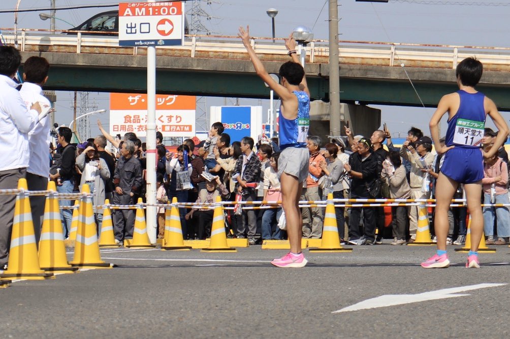 rikujo615's tweet photo. 全日本大学駅伝 2019
第6中継所 東海大学
#郡司陽大 → #松尾淳之介  #GoTOKAI https://t.co/2DWbL4y33s