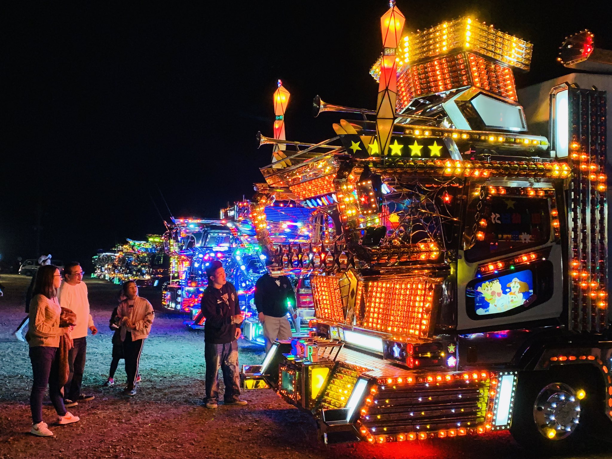 にしがきゆうこ デコトラ約700台が全国から亘理町に 今年で3年連続の開催 ありがとうございます お話したドライバーさんはどの方も優しくて礼儀正しく熱いハートの方々でした ライトアップした遊び心満載のトラックの艶やかさに魅了されました