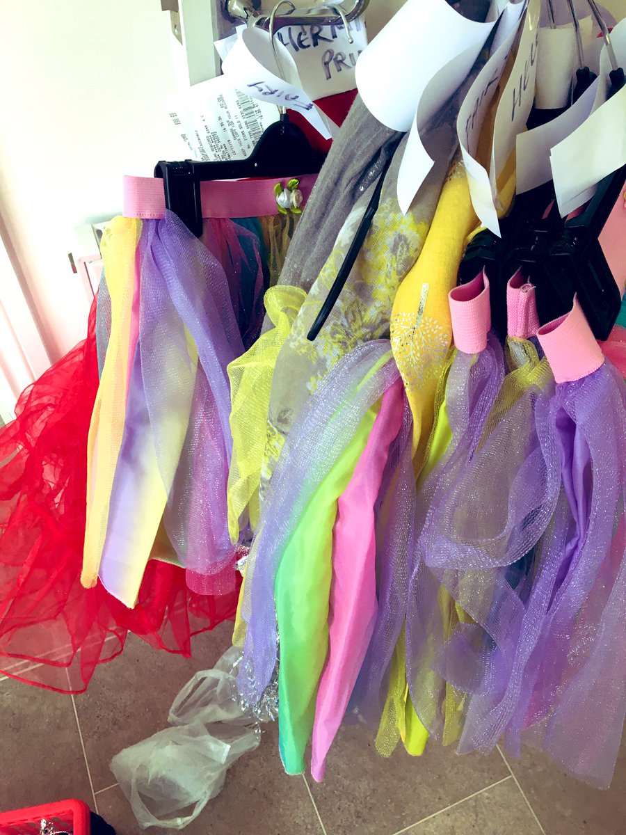 kmljjj's tweet photo. #sundaycraft #operationfairies #schoolplay #midsummersnightdream #queens #kings #crown #glitterallovermykitchen 😂 https://t.co/rhoR7fTsXl