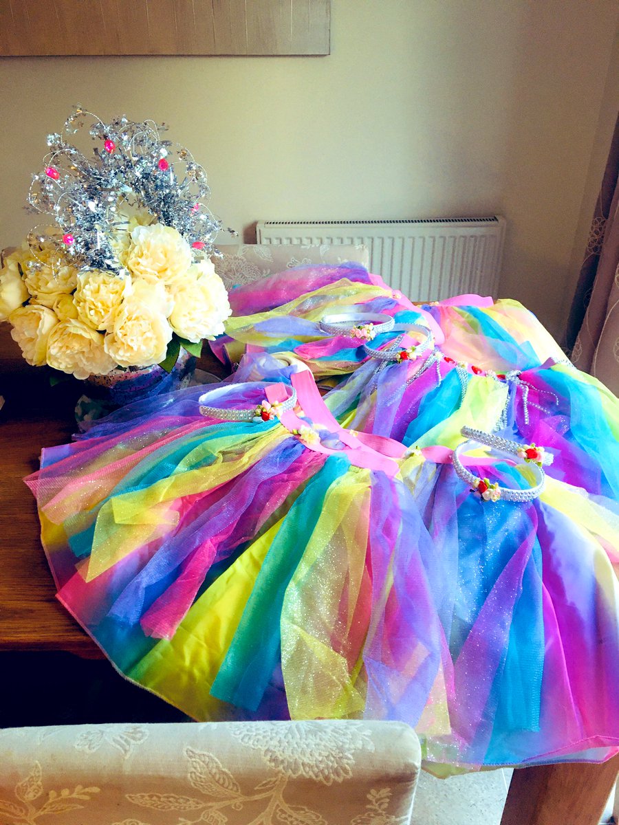 kmljjj's tweet photo. #sundaycraft #operationfairies #schoolplay #midsummersnightdream #queens #kings #crown #glitterallovermykitchen 😂 https://t.co/rhoR7fTsXl
