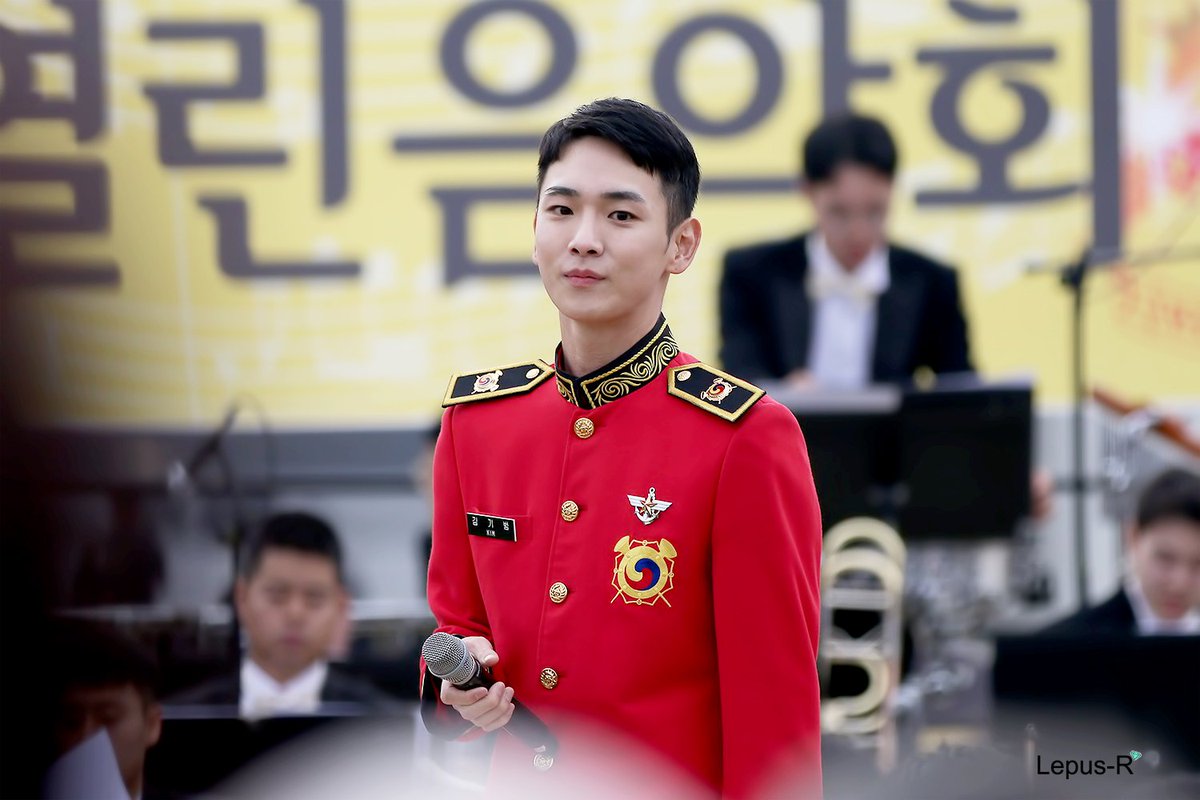 Lepus_R1214's tweet photo. 191102 현충원 호국의밤 열린음악회
옆선 턱선 처돌이 

#SHINee #key #기범 #현충원 https://t.co/HlV21h5zMG