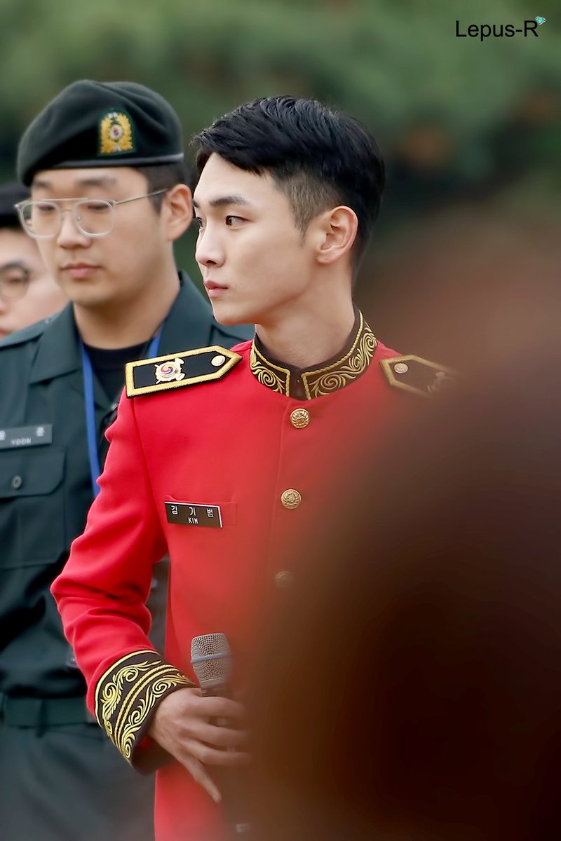 Lepus_R1214's tweet photo. 191102 현충원 호국의밤 열린음악회
옆선 턱선 처돌이 

#SHINee #key #기범 #현충원 https://t.co/HlV21h5zMG