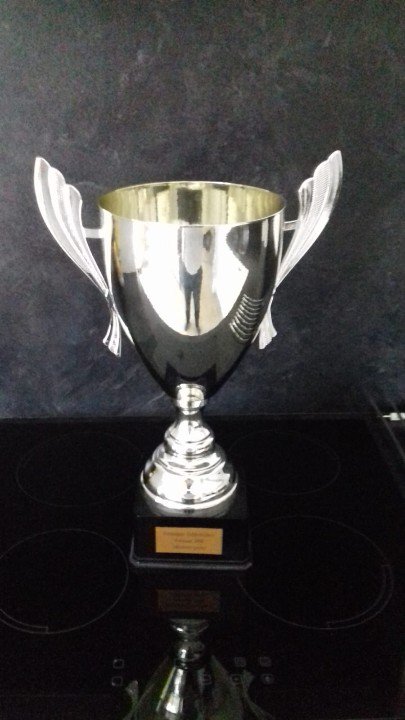 De uitslag van de Dorpsquiz 2019 is ons inmiddels bekend. En het is ongemeen spannend, het verschil tussen de nummers 1, 2 en 3 is bijvoorbeeld steeds slechts vijf punten!
Wie gaat deze keer de beker winnen?
We vertellen het jullie donderdag, bij de prijsuitreiking in De Beurs!