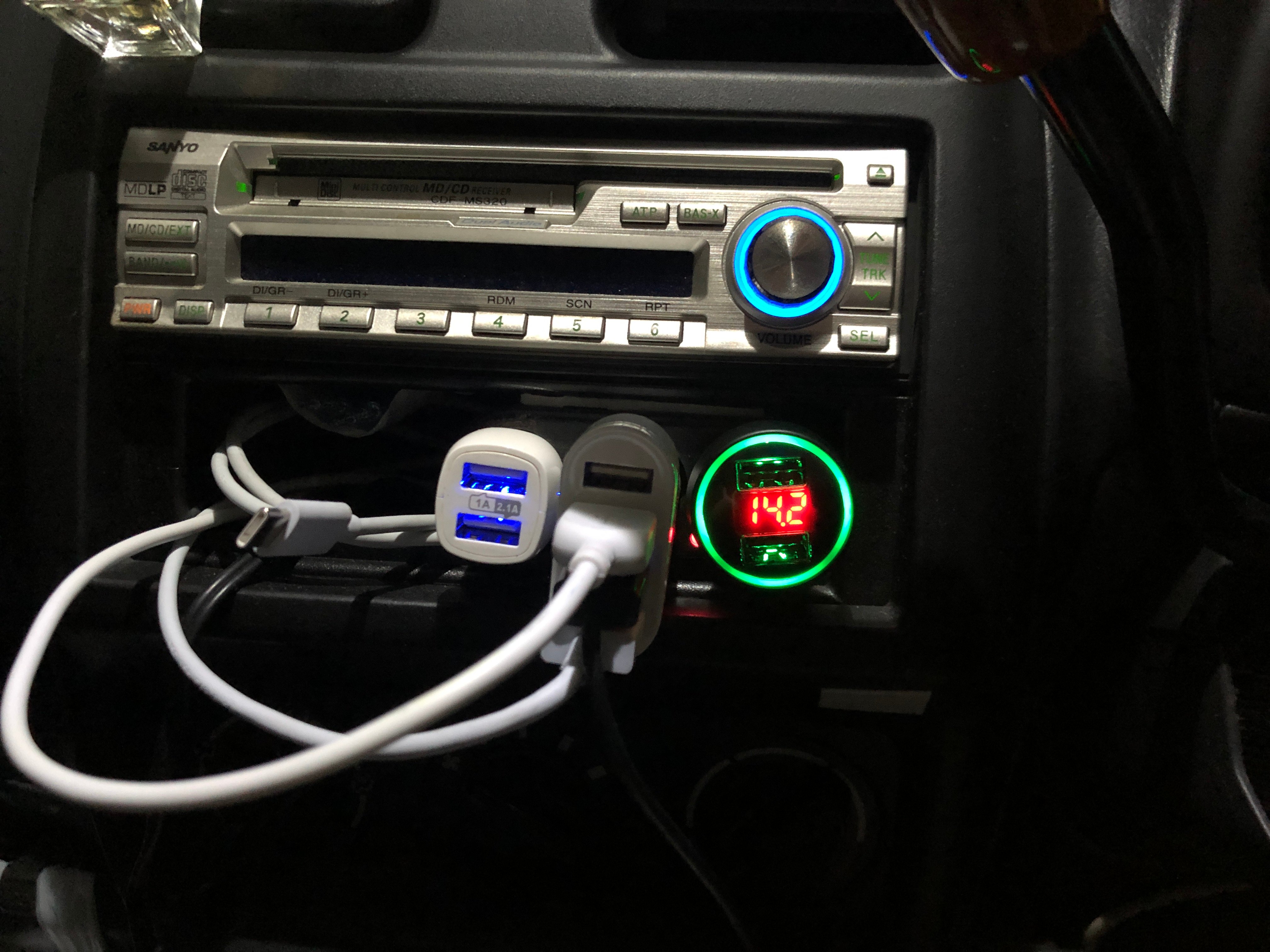 いえもん A Twitter 車のスマホホルダーと充電も出来る電圧計を買ってみた 先日オルタネータが故障して交換したのもあって 簡易的ではあるけど車の状態を見れる機器って必要なんだなって思った カー用品 Auckly スマホスタンド T Co 2euxmana1j Palumma