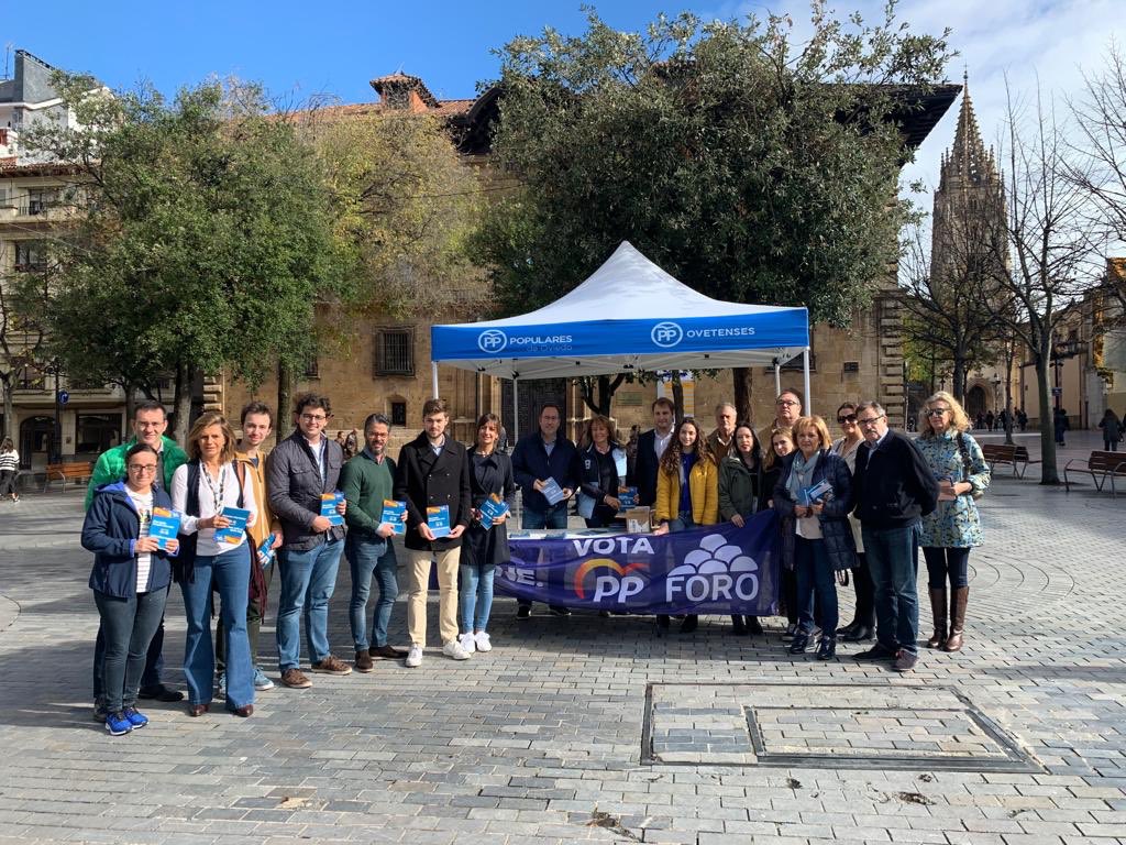 Estamos en la Plaza Porlier acompañando a <a href="/PalomaGazquez/">Paloma Gázquez</a> en el reparto electoral con los compañeros de <a href="/ForoAsturias/">FORO Asturias</a>
#PorTodoLoQueNosUne
#AsturiasCuenta