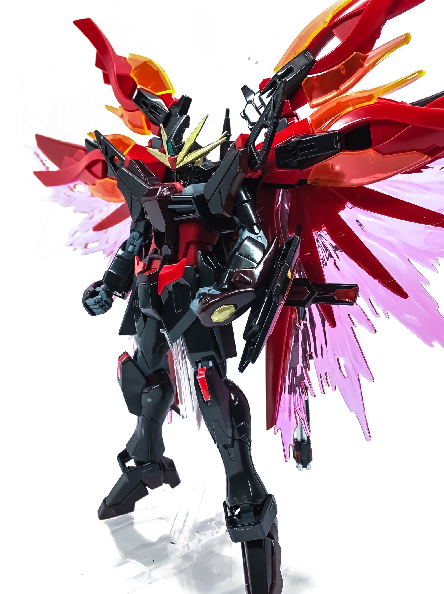 蒼炎碧龍 ガンプラ 完成 デスティニーガンダム獄炎 デスティニー炎をベースにゼロ炎の要素を追加して作られた機体 武装はベース機と変わらないが 機体性能が格段に向上している 特筆すべきは形態 ウイングの展開状態により 三段階に変化する