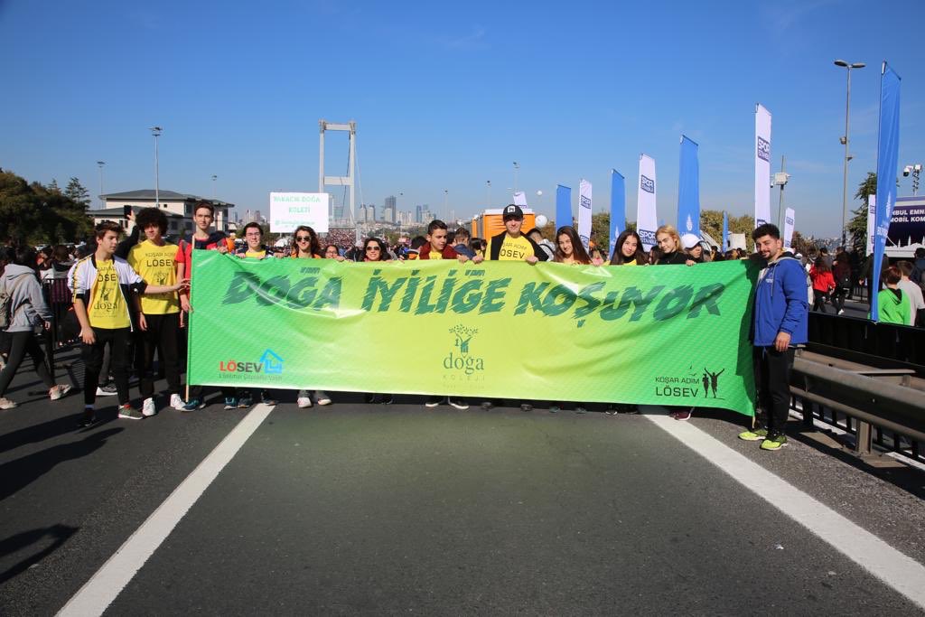 DogaOkullari's tweet photo. Doğa Koleji t-MBA liderlik akademisi öğrencilerimiz 41. İstanbul Maratonu Halk Koşusuna “Doğa İyiliğe Koşuyor” sloganı ile katılarak lösemili çocuklarımızın eğitim bursu için adımlarını attı. #doğaiyiliğekoşuyor #IstanbulMarathon #istanbulmaratonu #cocuklaricinkos @kosaradimlosev https://t.co/17VhpSSr5c
