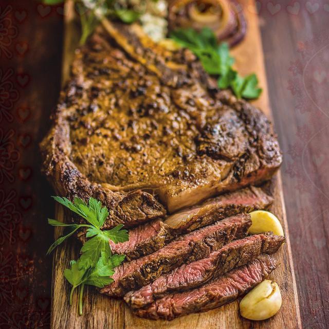 HowGourmet's tweet image. This (prime rib steak). Who’s coming for dinner? A lil step by step on my snapc… howtobecomeagourmet.ketorecipesnow.com/this-prime-rib…