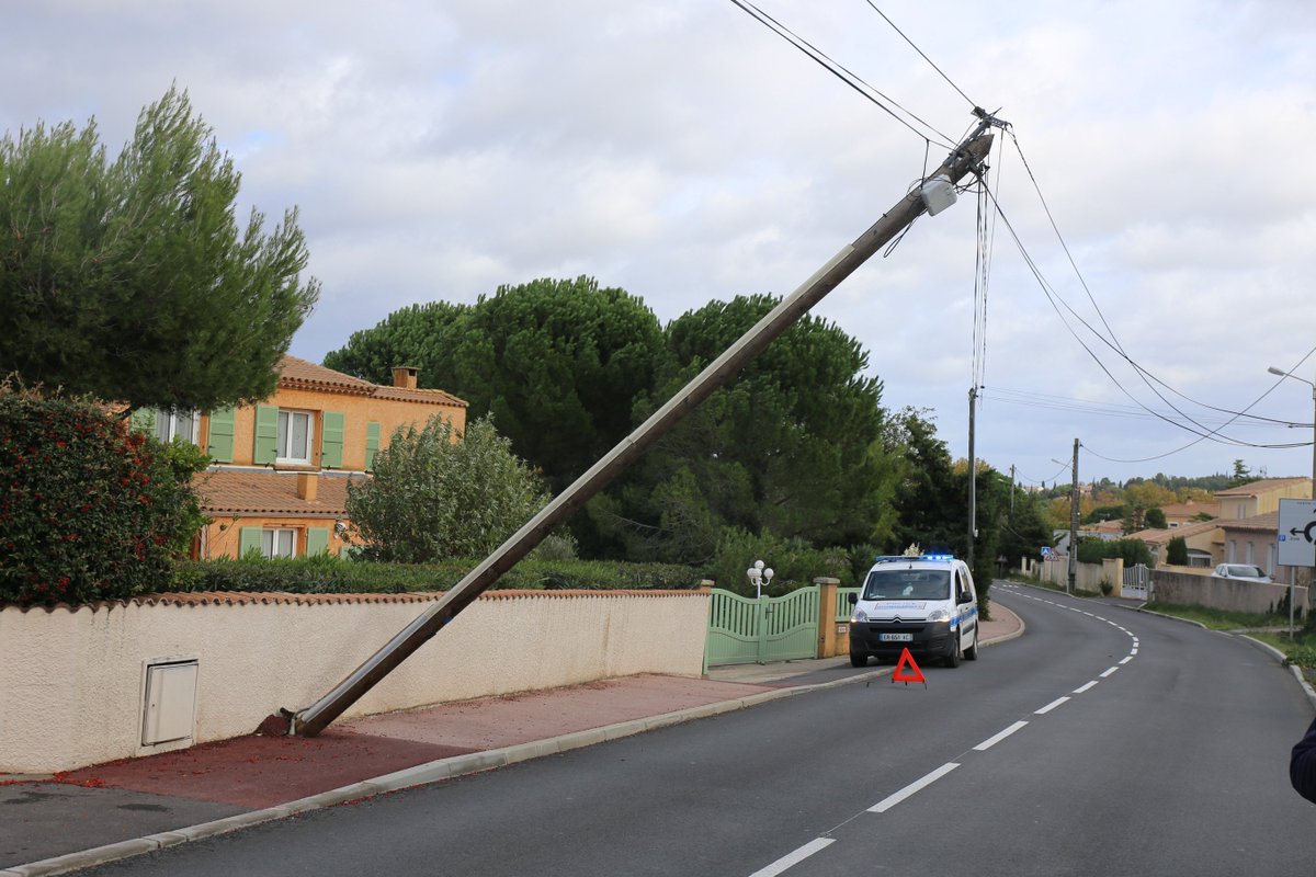 Sallesdaude's tweet photo. #Salles d'#Aude Un poteau téléphonique situé sur la départementale à l'entrée du village route de Coursan, s'est arraché suite aux fortes rafales de vent. Il ne tient que par les fils et est un danger pour les nombreux utilisateurs de cette route trés empruntée. https://t.co/wAgLc1PsK2