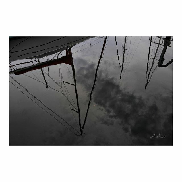 ❥
to reflect...
:
:
#harbor #watersurface 
#reflection_shotz #bnw #sky #yacht #upsidedown #leicaq #leicaphoto ift.tt/2Ncpmuz