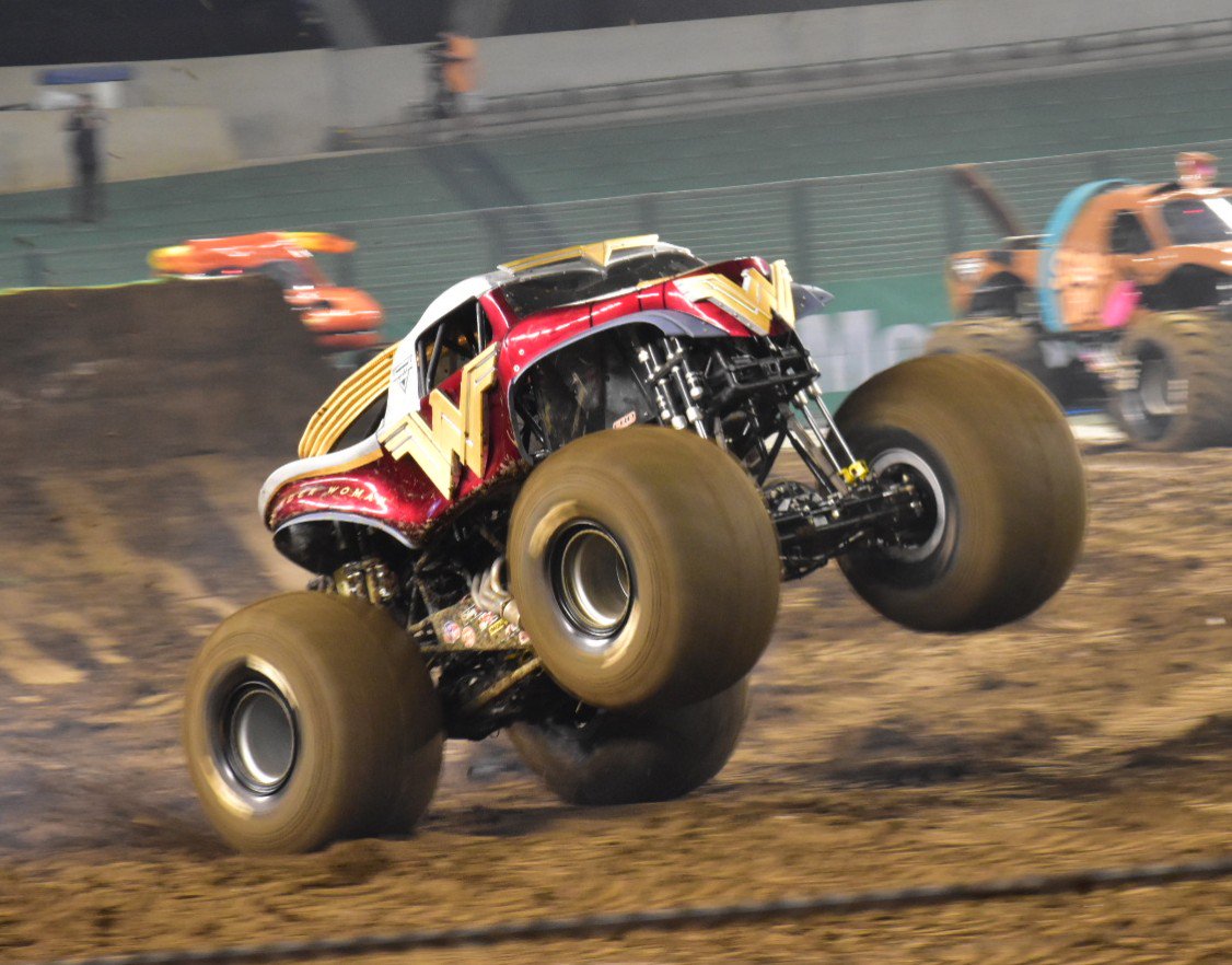 MONSTER JAM アメコミヒーロー マーベル スーパーヒーロー オフロード トラック 16点 セット 2台入り フリクションカー ミニカー 駆動 車 ジャンプ台 アクション かっこいい 着せ替え アメコミ ヒーロー 男の子 おもちゃ 室内 部屋 MARVEL OFF ROAD TRUCK SET