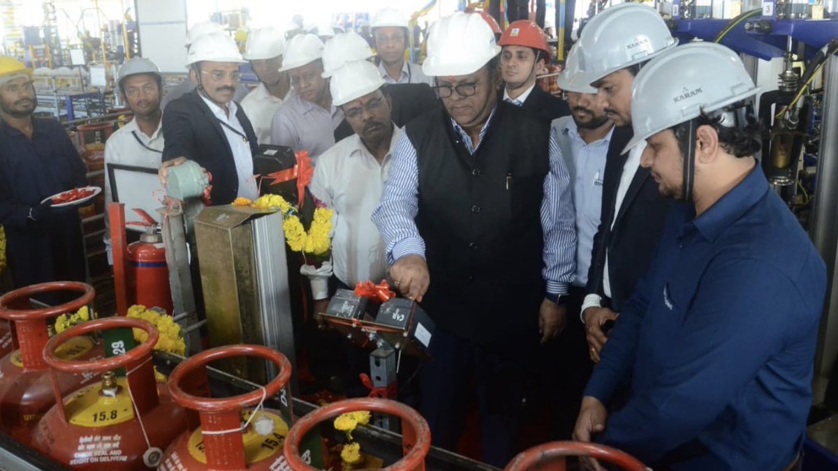 To meet the increasing #Bharatgas demand, Sh Arun Kumar Singh, Director (M) inaugurated a state of the art 48 Station Electronic Carousel at our Pune LPG Plant, upgrading its bottling capacity of 10.5 lakh cylinders PM to 16 lakh.  This will improve the delivery cycle and service