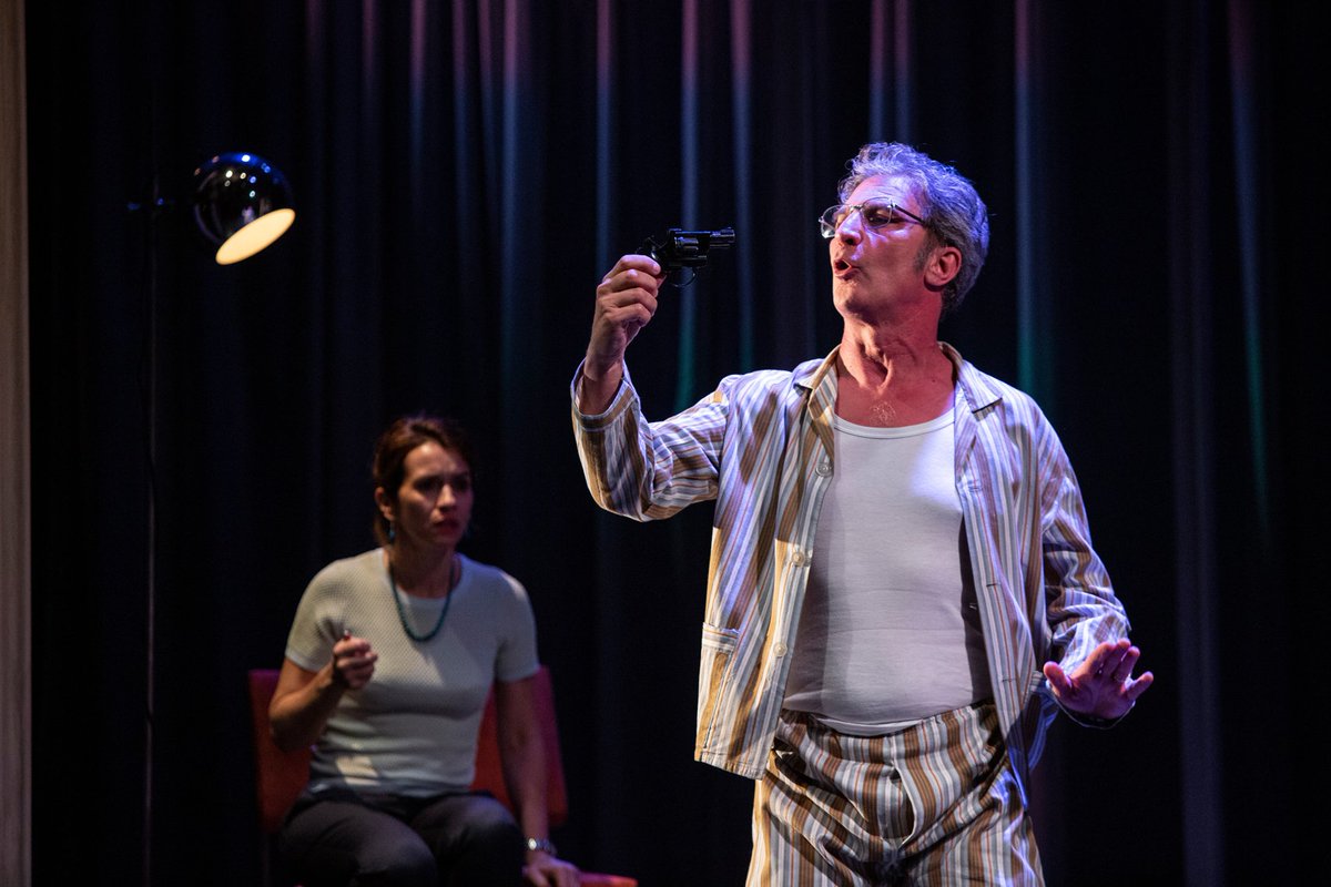 Debutta alla Sala Pasolini di Salerno (5 novembre) e a Napoli, dal 6 al 10 al Teatro Nuovo, “Il tempo è veleno” di Tony Laudadio che ne è anche interprete con Teresa Saponangelo, Eva Cambiale, Andrea Renzi, Angela Fontana, Lucienne Perreca, per la regia di Francesco Saponaro.