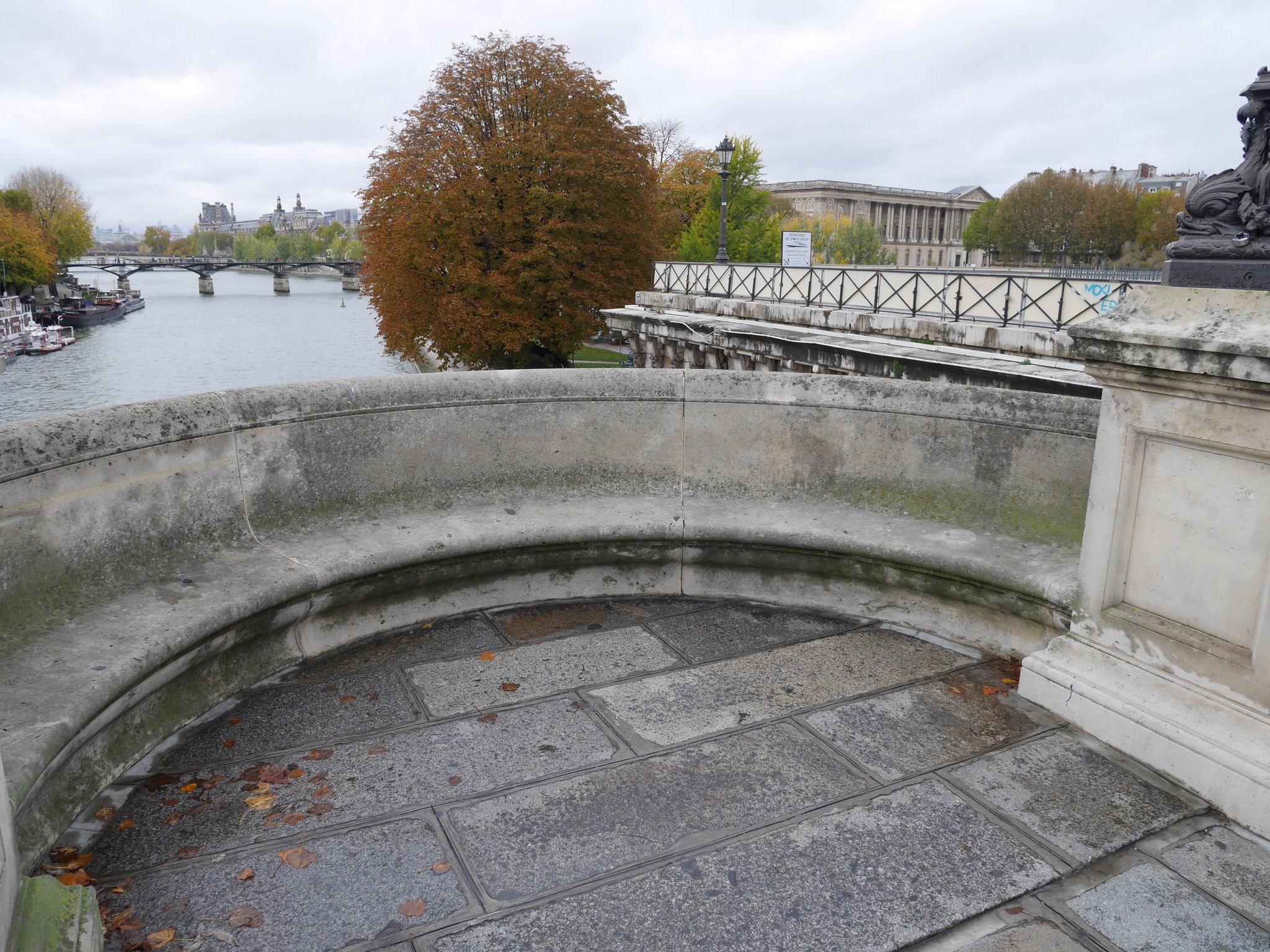 ぽこぽこ ポンヌフ Pont Neuf セーヌ川両岸とノートルダム大聖堂のあるシテ島西端とを結ぶこの橋は17世紀初頭に落成し 現存するパリ最古の橋という 映画 ポンヌフの恋人 の舞台としても知られる 欄干のあちこちに半円形のベンチが ちなみに
