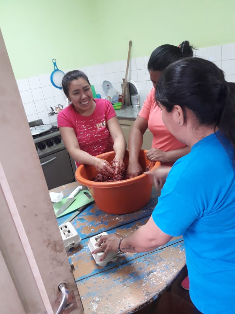 📌Plan Alimentario Salteño
Iniciando la jornada en la Escuela N*4804 Misión Lapacho I #Tartagal
<a href="/UrtubeyJM/">Juan Manuel Urtubey</a> <a href="/fguillesaavedra/">GUILLERMO SAAVEDRA</a> <a href="/patriciapinasco/">Patricia Pinasco</a> <a href="/MEducacionSalta/">Ministerio de Educación de Salta</a> <a href="/GabineteSalta/">Jefatura de Gabinete</a> <a href="/MariteLescano/">*MARITE LESCANO*</a>