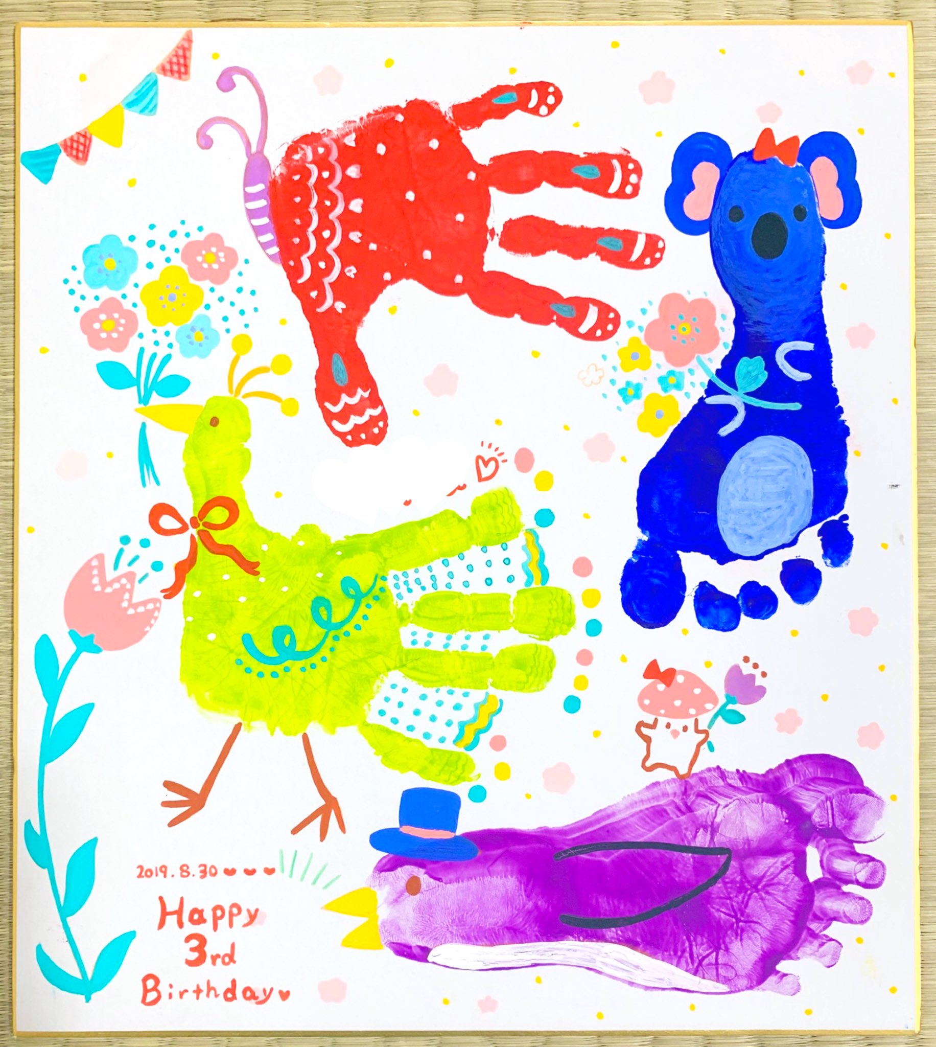かとーゆーこ Illustrator 今年もお友達の赤ちゃんと一緒に手形足形イラストをつくってきました 1歳の時よりすごく大きくなっていて そのうち色紙からはみだしちゃうんだろうな と思うとウルっときました T Co 8g8q79ovms Twitter