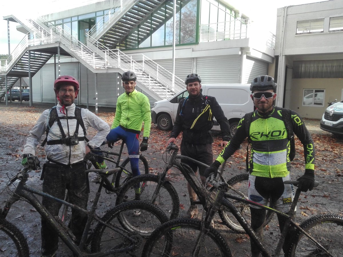 TomDussycle's tweet photo. Ce dimanche matin, 4 des vendeurs cycles de @DecathlonAtlan sont allés vérifier l'adage qui dit que «le gras, c'est la vie» :)
#xc050 #xc100 #am100 #est900 https://t.co/WcMjqbMsua
