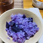 貰ったサツマイモで炊き込みご飯を作ってみた結果!まるで紫陽花のような鮮やかな色に･･･