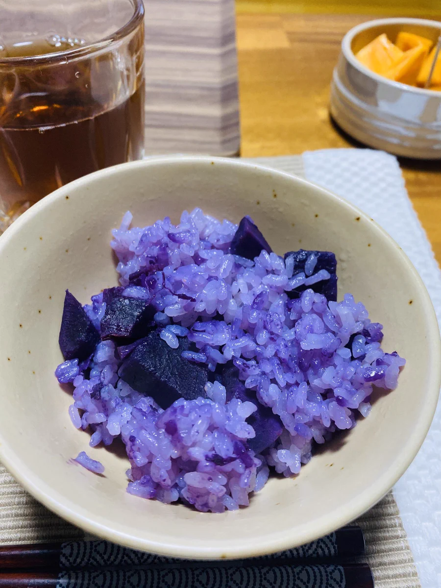 貰ったサツマイモで炊き込みご飯を作ってみた結果！まるで紫陽花のような鮮やかな色に･･･