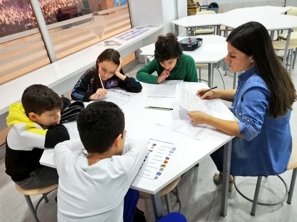 Sibel_Akcyy's tweet photo. FPSP
5.sınıflar FPSP dersinde
🔎Küresel konularda problem çözme becerisi elde edebilmek için düşünmeye başladı. Biz çok düşünüp tartışarak problemleri belirledik bile💪 #BKup #fpsp @BaharBrbr @Olcayozbey @KalmazSeyma @Birsen_Aydin_BK https://t.co/lRmOsSlBre
