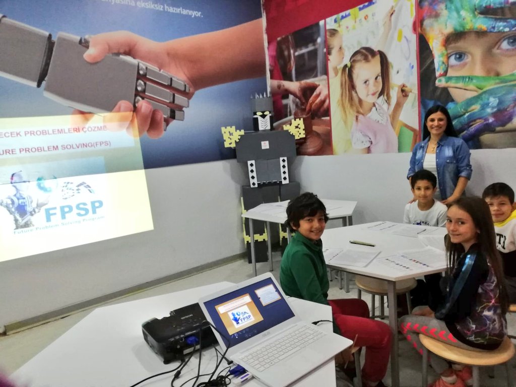 Sibel_Akcyy's tweet photo. FPSP
5.sınıflar FPSP dersinde
🔎Küresel konularda problem çözme becerisi elde edebilmek için düşünmeye başladı. Biz çok düşünüp tartışarak problemleri belirledik bile💪 #BKup #fpsp @BaharBrbr @Olcayozbey @KalmazSeyma @Birsen_Aydin_BK https://t.co/lRmOsSlBre