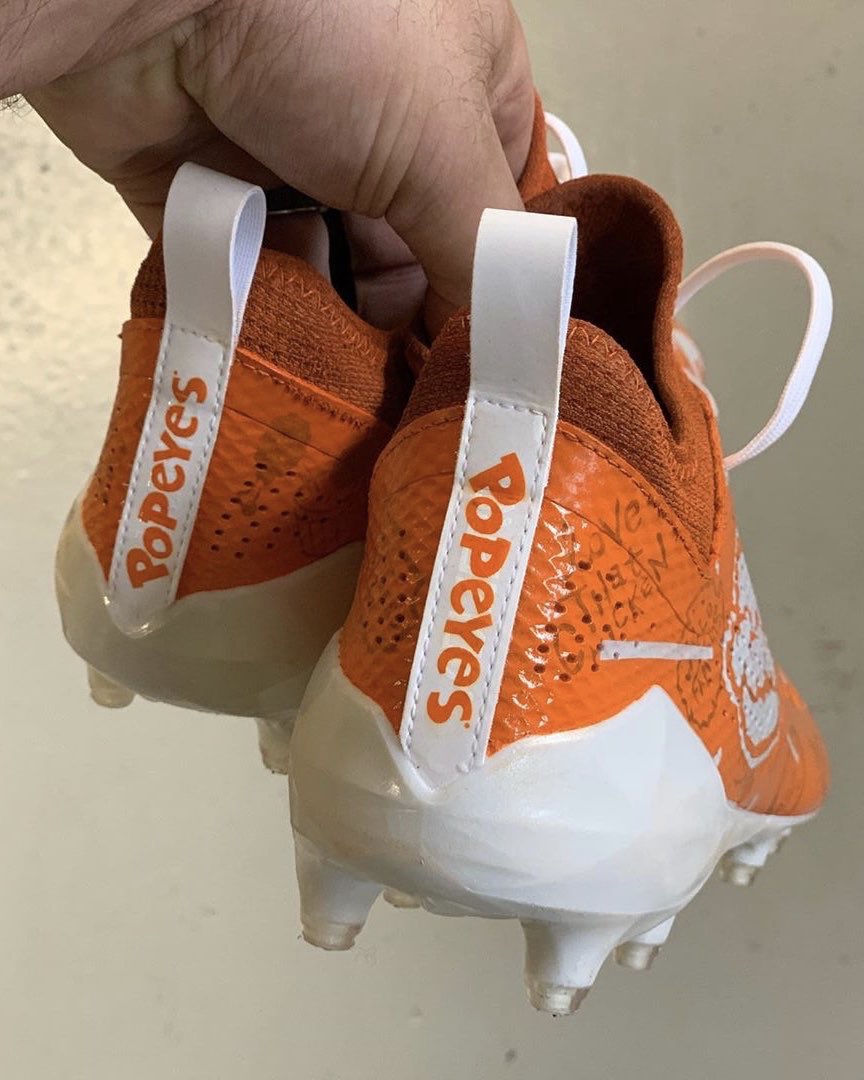 .@StefonDiggs has cleats celebrating the return of the Popeyes chicken sandwich 😂
🎨: @MACHE275