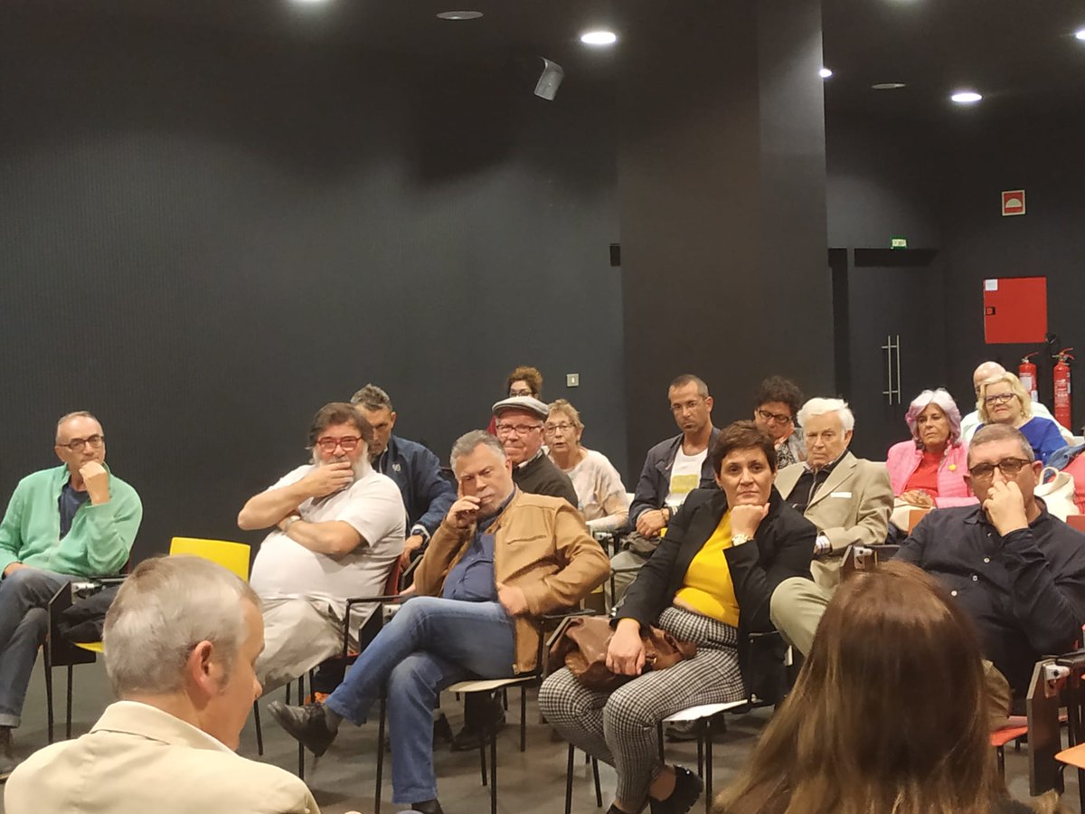 Lauralopezd's tweet photo. La necessitat de derogar la reforma laboral i que els sindicats no perdin força, que la nostra feina ens permeti viure, que les pensions siguin justes. De tot això hem parlat a Lloret de Mar. @EnComu_Podem frenem la dreta des amb @lloretencomu. #LlibertatDialegSolucions #10n https://t.co/TBLD6GKGHB