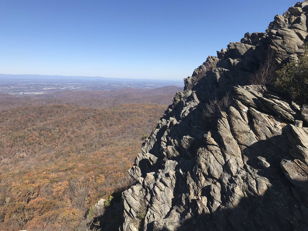 DurkinWeather's tweet photo. Still some beautiful colors on the Blue Ridge Parkway #HumpbackRock #RavensRoost #Virginia #Hike https://t.co/e1jlR6do4e