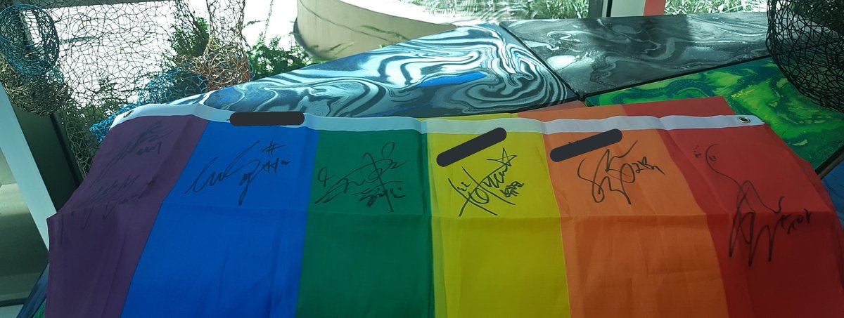 : autografaram uma bandeira LGBT.