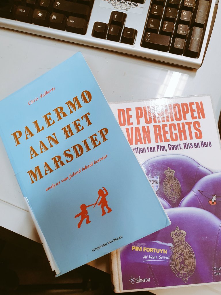 harmenbakker's tweet photo. Opmaken voor een periode op zee met lectuur welke mij via Twitter nieuwsgierig heeft gemaakt om eens te lezen. Afkomstig uit "nummer 1 bibliotheek" van de wereld met handtekening van de auteur? @ChrisAalberts @KopGroepBieb #School7 #Denhelder https://t.co/6i6x4uzrH7