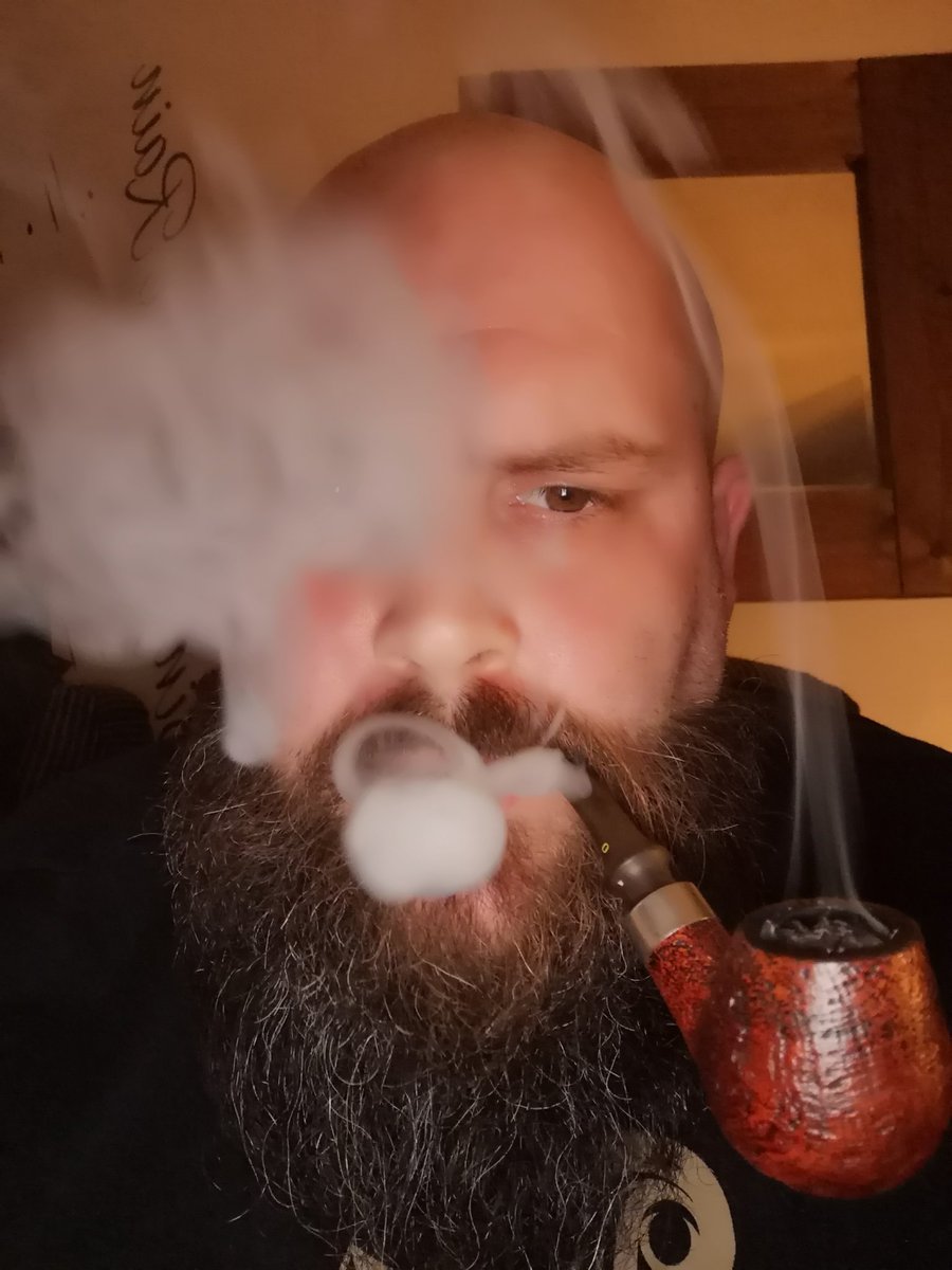 Bas846's tweet photo. Perfect digestif after a roast dinner! #PipeSmoker #Tradition #satisfaction https://t.co/wi2Zf5FQOU