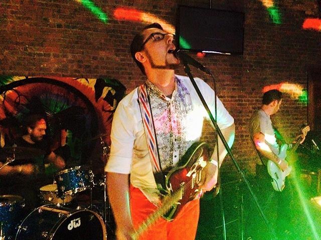 ThePaperJets's tweet photo. Found another one from back in the 🔥👨‍👩‍👧‍👦 days. Scottie on bass. March 2015. The Rail House. Rahway, NJ. #JetsOnTen https://t.co/YNBWsVYiwS