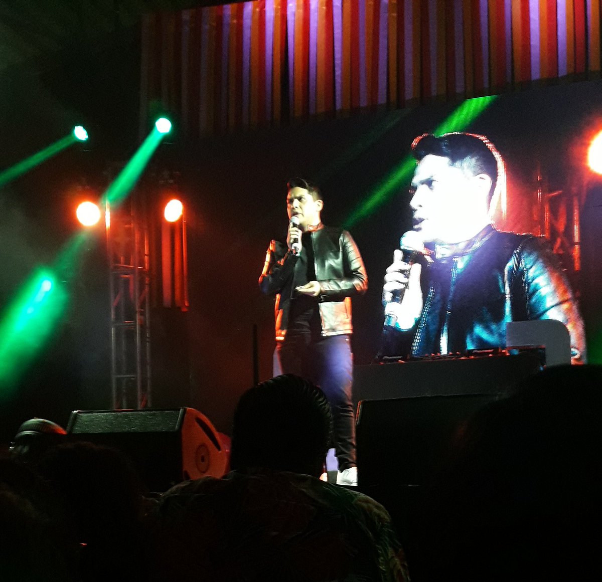 SoySolaArmy's tweet photo. #EstoNoEsStandUp TRIUNFANDO en #casacomedyfest
⭐⭐⭐⭐⭐ https://t.co/ZB2eVmBt0w