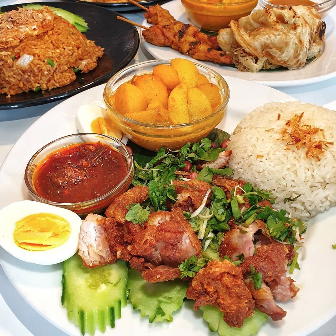 PPanasian's tweet photo. Our signature Hainanese chicken rice with fried chicken. Thank you @halal_chronicles for this photo! 

#pingpanasian #asianfeast #asianfood #papparichuk #papparich #PingCoombes #MasterChefRecipe #Selfridgesfood #Selfridges #HainaneseChickenRice #HainaneseChicken https://t.co/T4JRhEn3GG